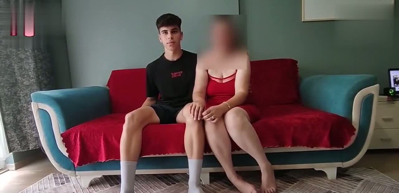 Nurten Berk Porno filmi üvey annesi yaşında karıyla ilişkiye girdi